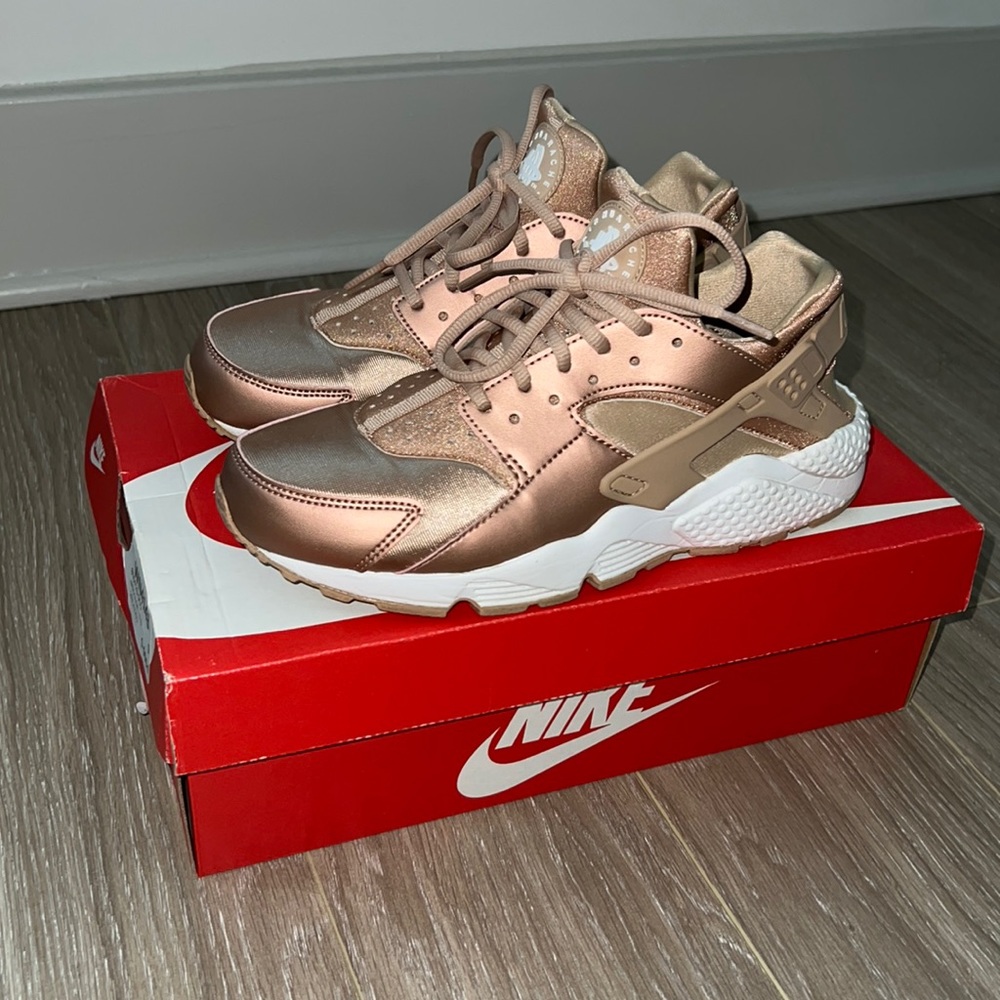 Nike Air Huarache- Metallic Bronze (9 w) Like New